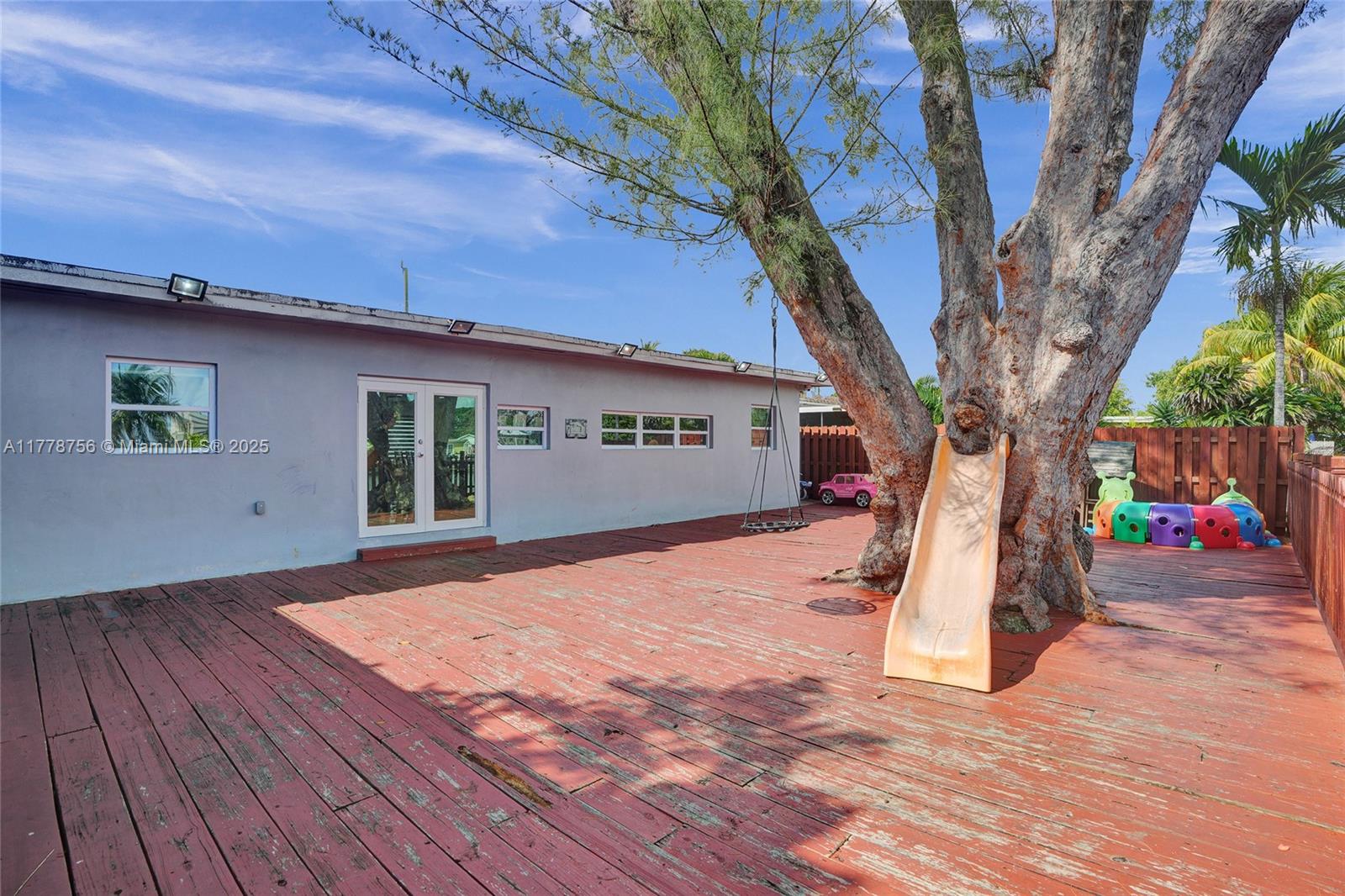 PLAYLAND ISLES - Residential