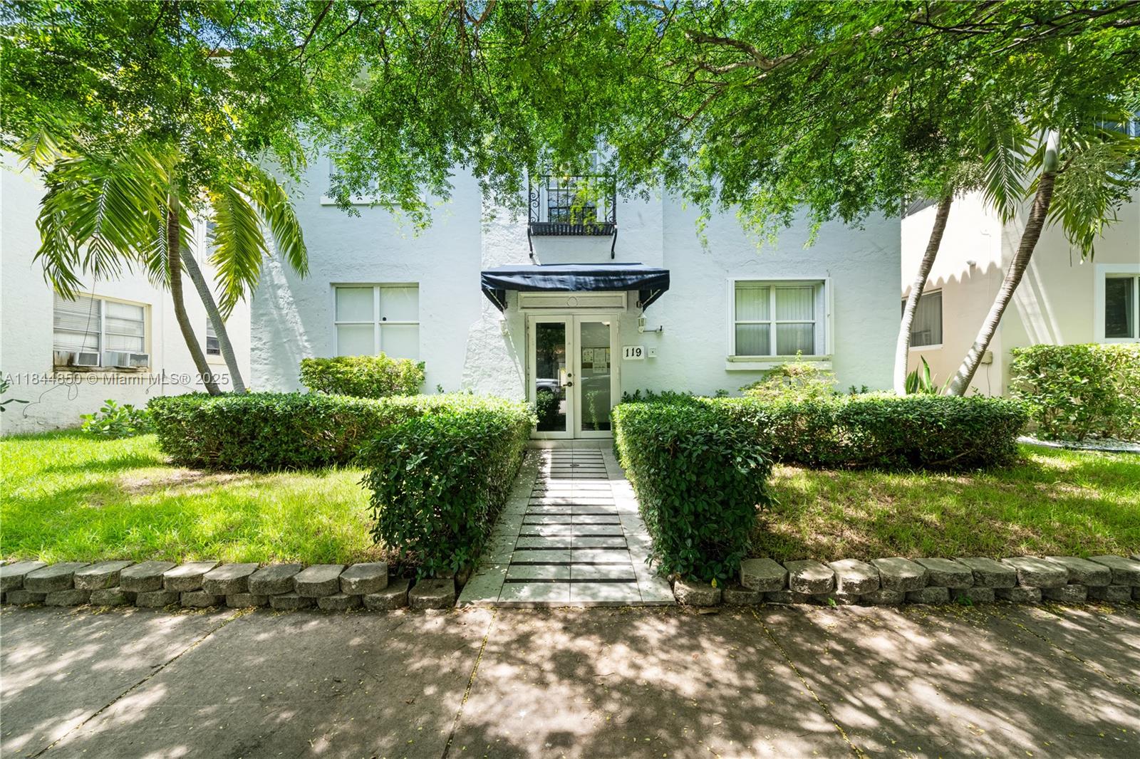 Charming studio apartment located in the heart of Coral Gables, just steps from Ponce de Leon Blvd. Enjoy a prime location within walking distance to Miracle Mile, top-rated restaurants, and cultural attractions. Minutes away from the University of Miami, Coconut Grove, South Miami, Brickell, Downtown Miami, and Miami International Airport.
The apartment features a modern kitchen with stainless steel appliances, granite countertops, and a well-kept bathroom. Conveniently close to Publix, Target, Phillips Park, public transportation options like the trolley and bus stops for easy commuting. Wonderful opportunity to enjoy the vibrant lifestyle of Coral Gables.