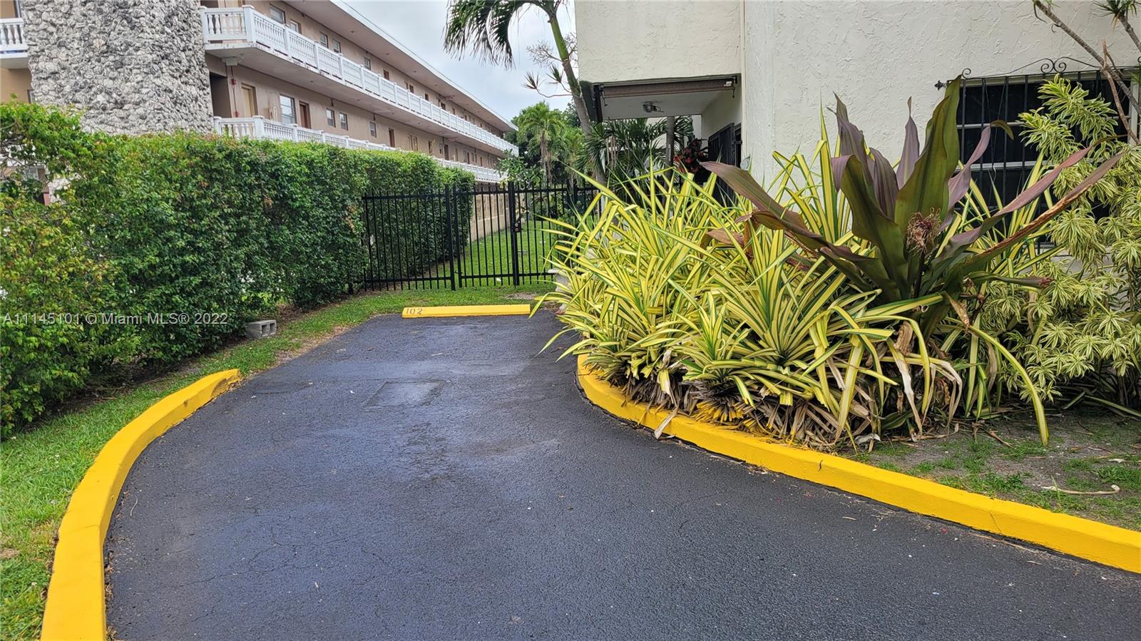 VERY NICE AND CLEAN UNIT ON THE FIRST FLOOR WITH A PRIVATE PARKING SPACE. UNIT IS READY TO MOVE IN WITH AN UPDATED KITCHEN.