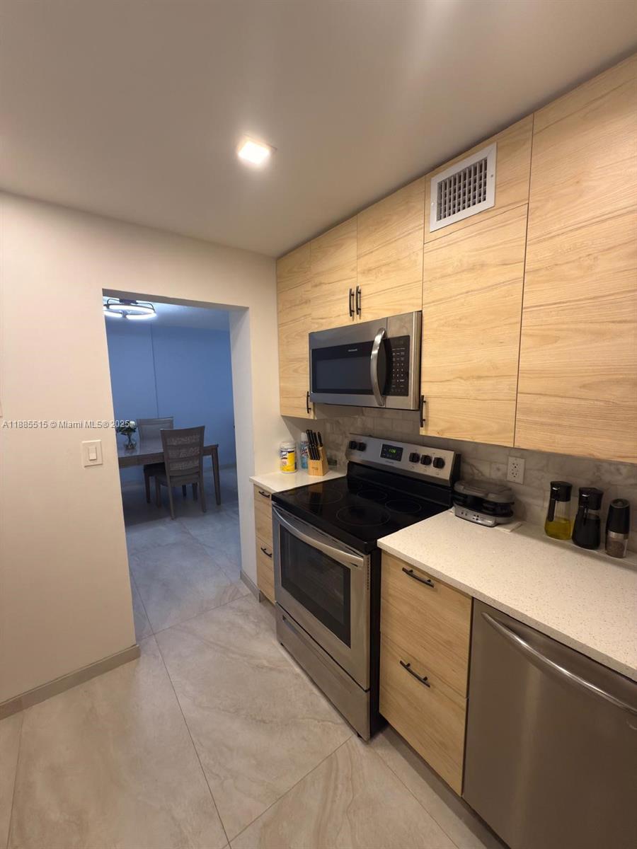 ASHLEIGH HOUSE CONDO - Residential Lease