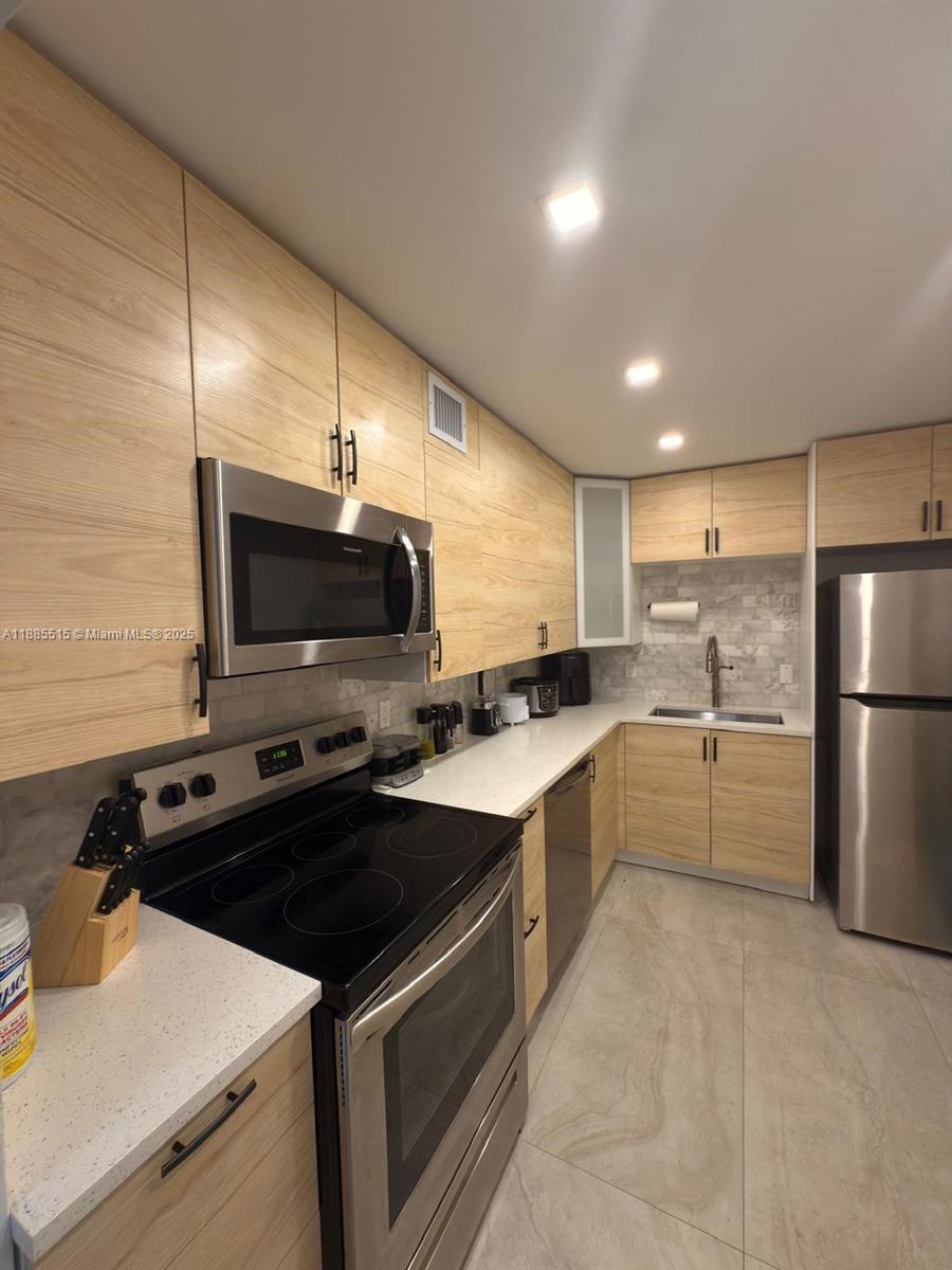 ASHLEIGH HOUSE CONDO - Residential Lease