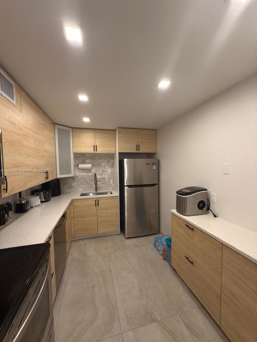 ASHLEIGH HOUSE CONDO - Residential Lease