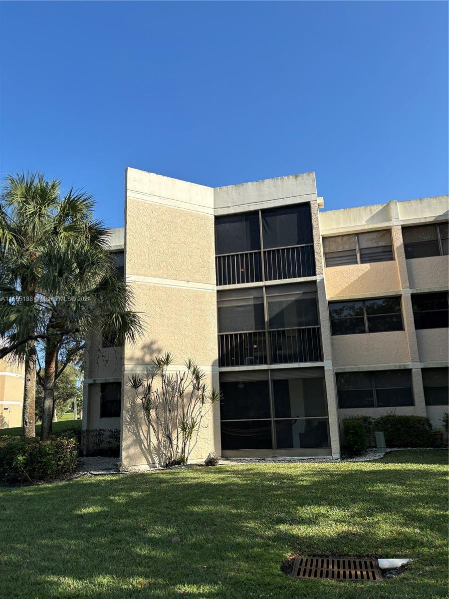 BLDG 6 OF COUNTRY CLUB AP - Residential