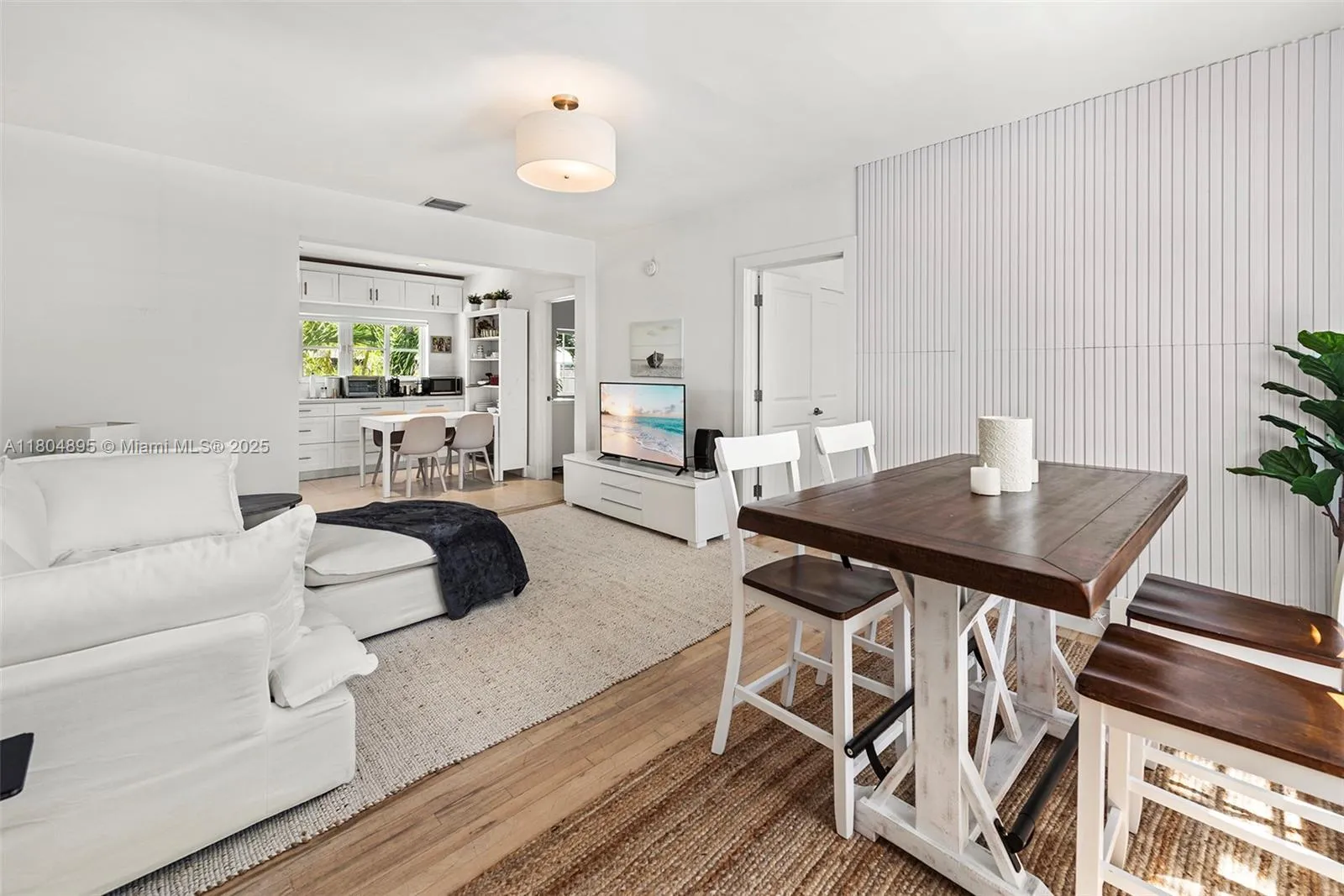 Miami Beach, Florida 33140, United States, 2 Bedrooms Bedrooms, ,1 BathroomBathrooms,Residential,Active,132832