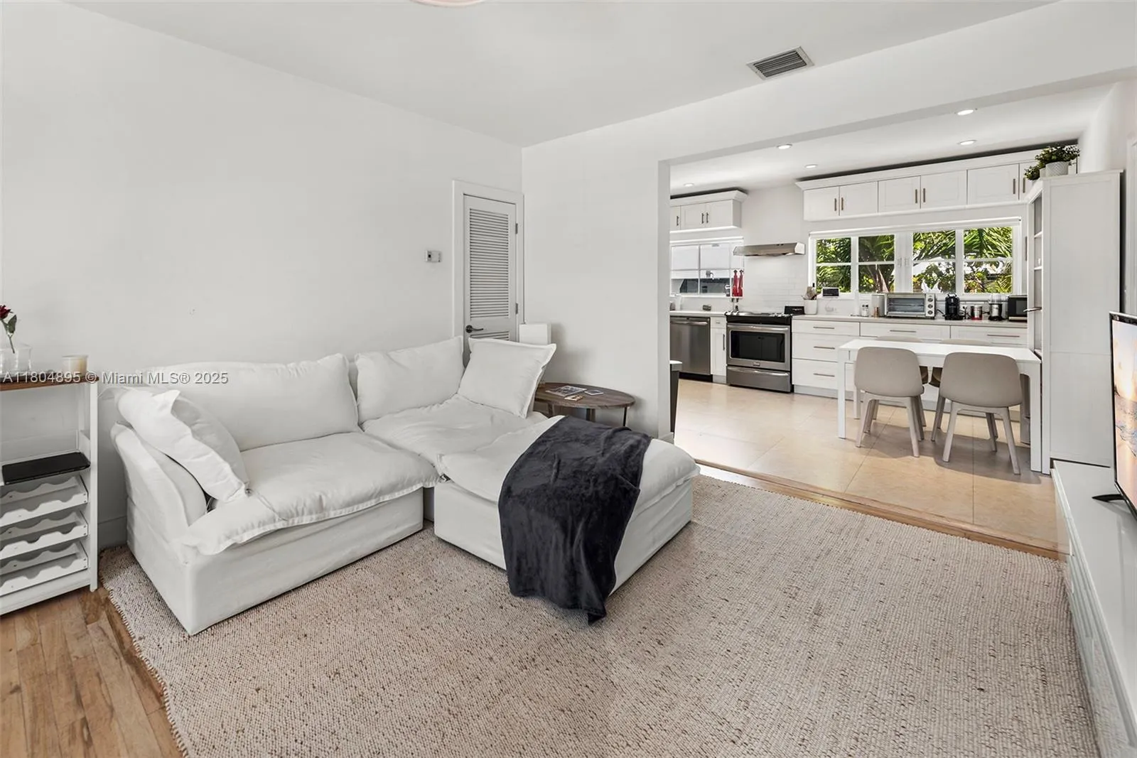 Miami Beach, Florida 33140, United States, 2 Bedrooms Bedrooms, ,1 BathroomBathrooms,Residential,Active,132832