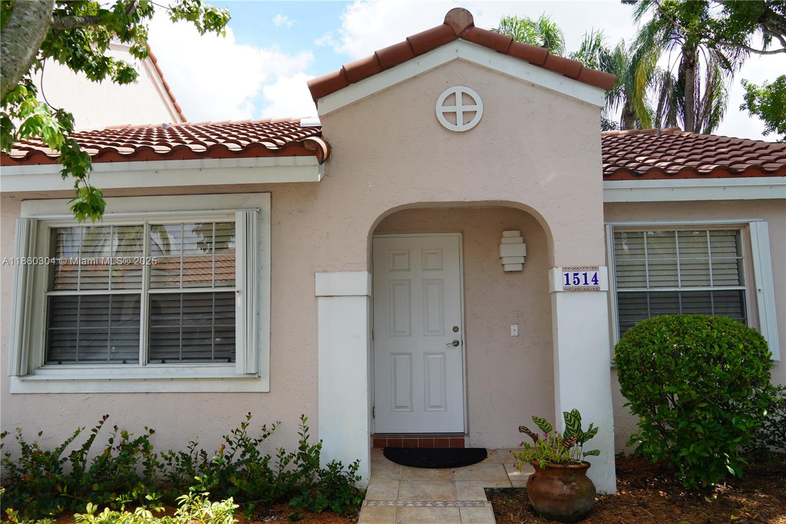 COUNTRY ISLES CORNER VILLA IN PRISTINE CONDITION IN THE HEART OF WESTON*** 2 Bed 2 Bath move in ready unit. Tile throughout, vaulted ceilings, recessed lighting. Cozy fenced patio to enjoy your privacy and mangos. Community pool; Located in a lush & green family neighborhood within walking distance to schools and parks. Country Isles Elementary at 300 yards. Within minutes to supermarkets, Weston Town Center, Peace Mound park, walking and biking trails. Well maintained community with low HOA. "A" rated Weston schools and Cypress Bay High School.