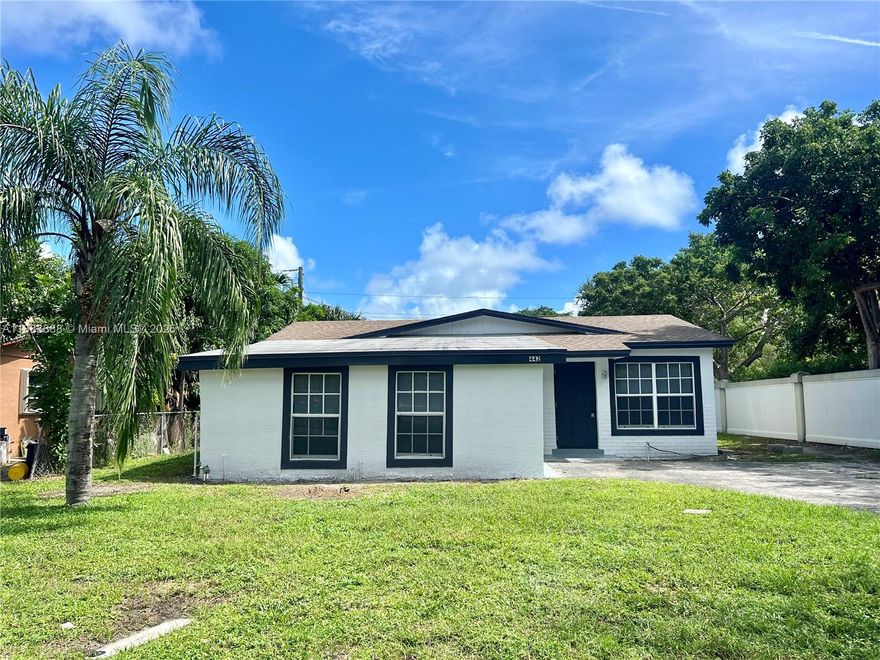 3 Bed/2 Bath With extra Room and Den. Renovated, new appliances, Located on a Cul-de-sac. Ready to move-in, large parking space. No Association.