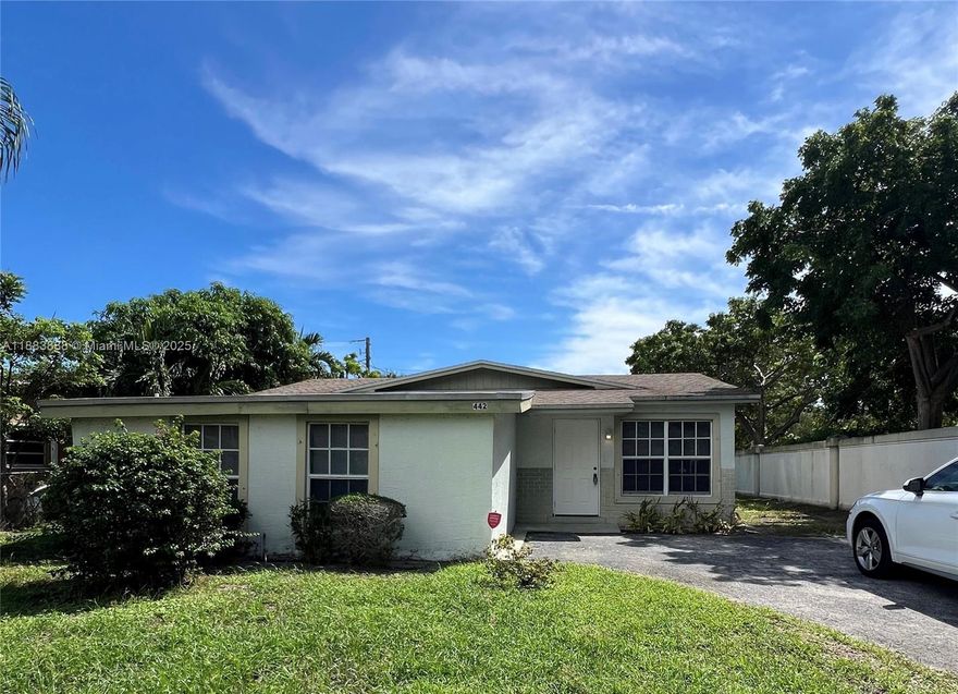 3 Bed/2 Bath With extra Room and Den. Renovated, new appliances, Located on a Cul-de-sac. Ready to move-in, large parking space. No Association.