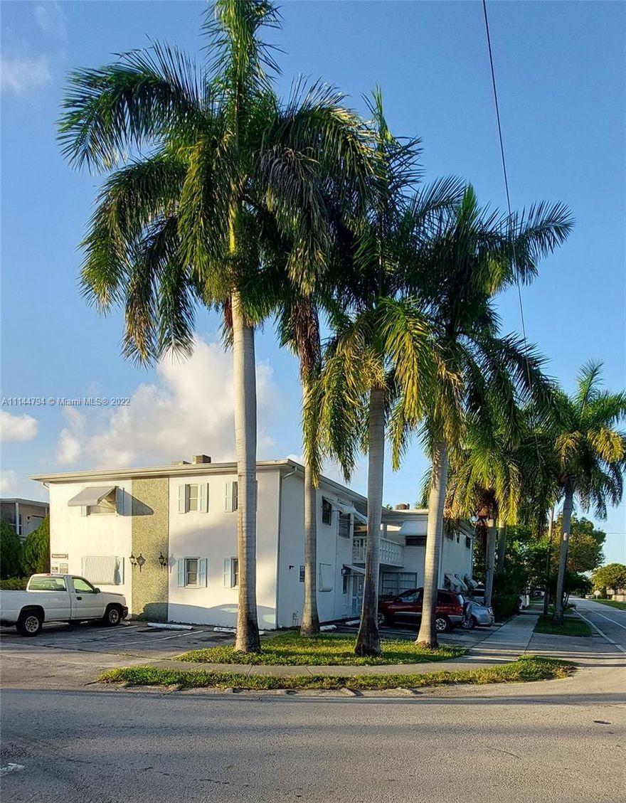 EAST OF US-1 !! ONE BEDROOM 1.5 BATH FIRST FLOOR CORNER UNIT. PARKING FOR ONE CAR ON PROPERTY. QUIET BOUTIQUE BUILDING CONVENIENTLY LOCATED TO ALL SHOPPING , DINING AND TRANSPORTATION. SHORT WALK TO CASINOS AND THE BEACH. NO POOL!!!LANDLORD WANTS QUIET COUPLE WITH GOOD CREDIT (2 PERSONS MAX) NO PETS!! ONE CAR!!!FIRST ,LAST AND SECURITY A MUST AND VERIFIED INCOME.