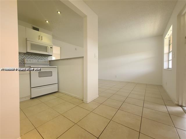 COURTS AT OAKLAND PARK - Residential Lease