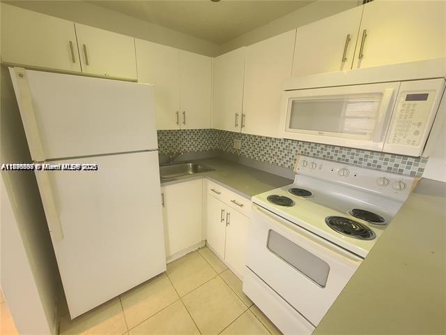 COURTS AT OAKLAND PARK - Residential Lease