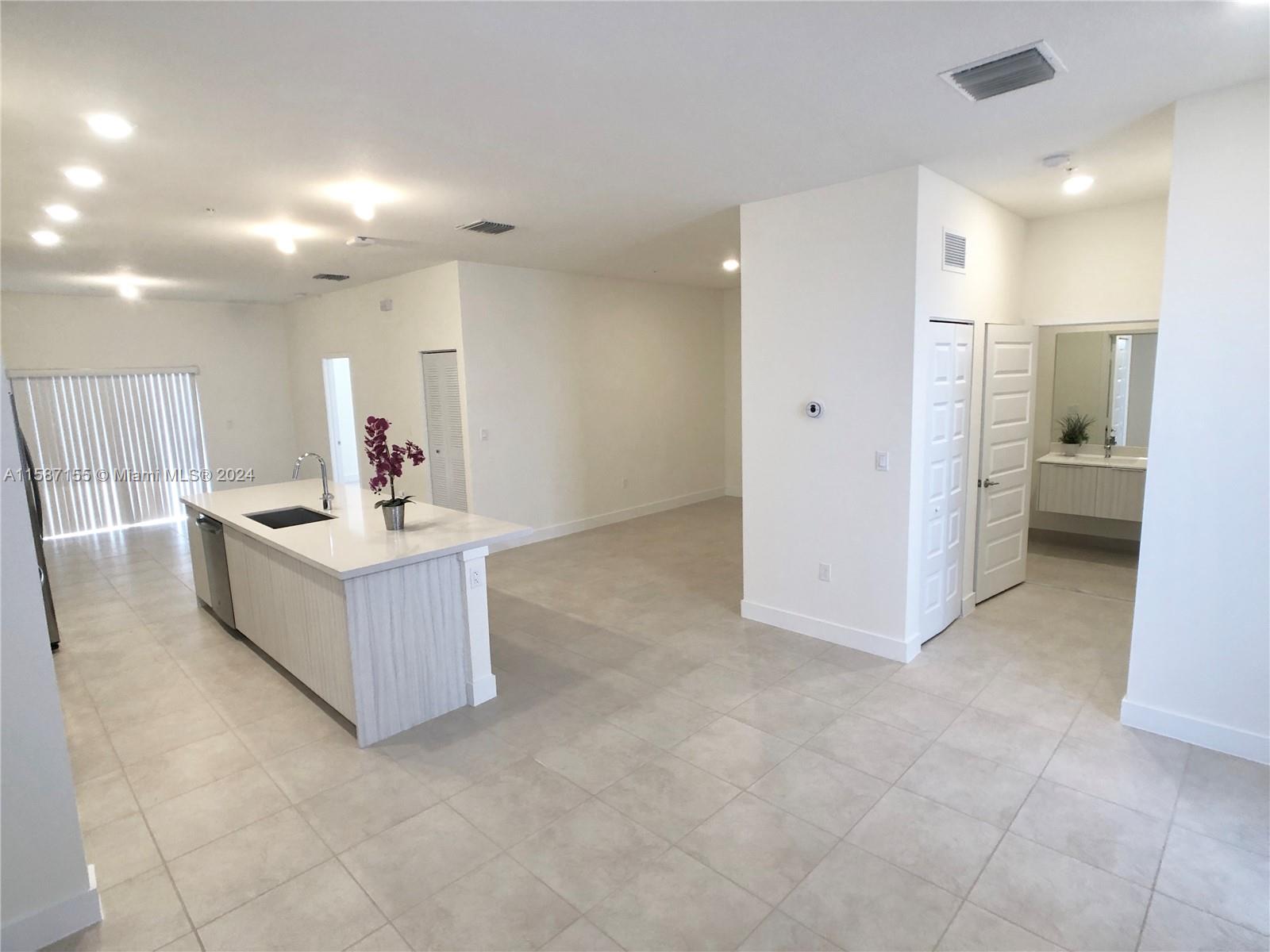 APEX AT PARK CENTRAL COND - Residential Lease