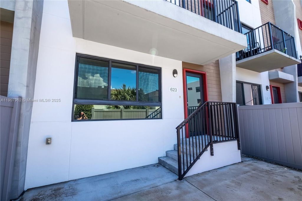 Photo of 113 NE 6th St #627, Fort Lauderdale, FL 33304 (MLS # A11907962)