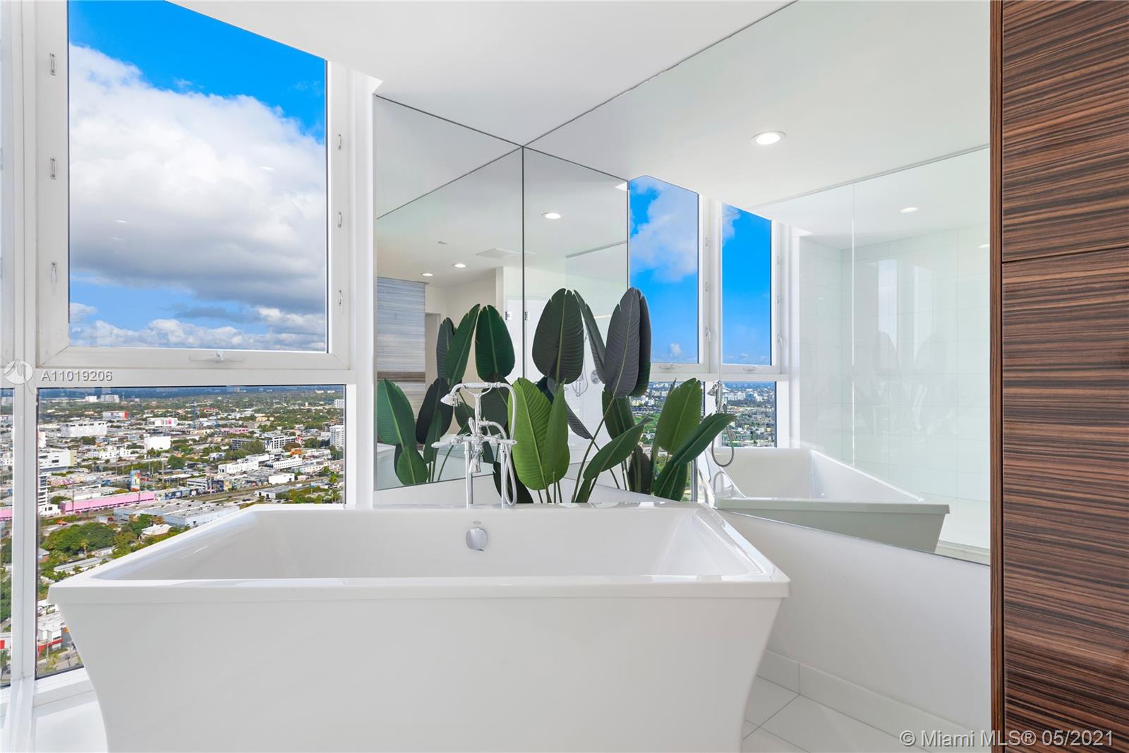 PARAMOUNT BAY CONDO - Residential