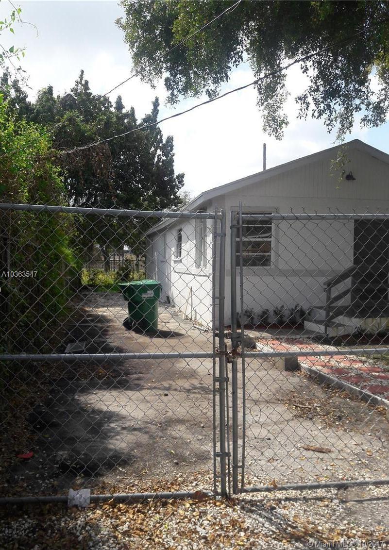 SINGLE FAMILY HOME 3 BEDS 1 BATH READY TO SHOW, VERY CLOSE TO INNOVATION DISTRICT THE NEW
MAGIC CITY PROJECT, EASY TO SHOW, NEW AC, NEW HEATER, NEW FLOOR, DO NOT MISS THIS
OPPORTUNITY.