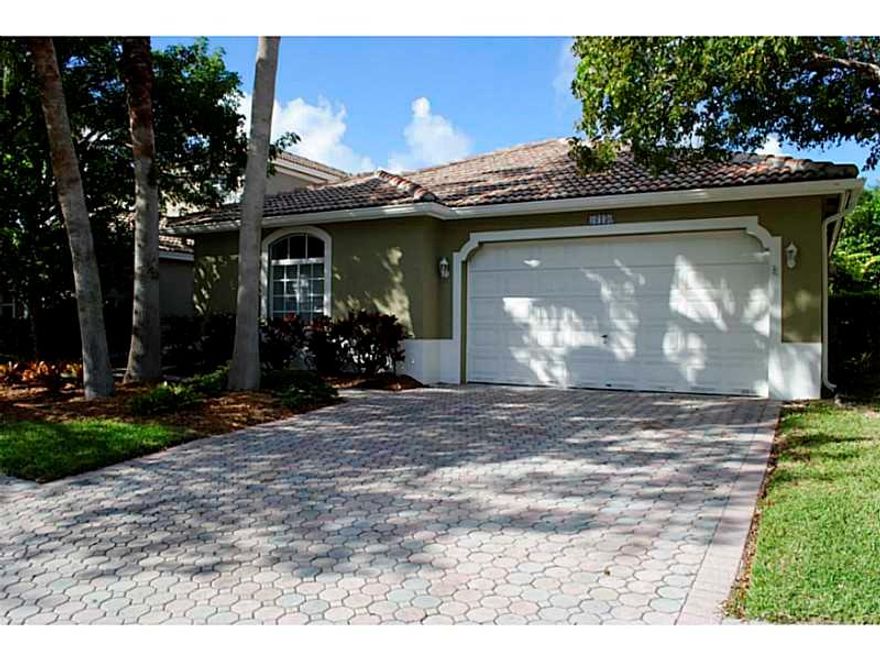 Beautiful, quiet and secure gated community located in Casa de Campo. This 3 bedroom, 2 bath home boasts vast ceilings, new tile flooring throughout the living areas, wood laminate in the bedrooms, custom closets in the bedrooms, large master suite, large  kitchen with breakfast area and stainless steel appliances, 2 car garage, updated A/C, washer/dryer and large patio with avocado and banana trees. Great schools. Close to parks. A must see.