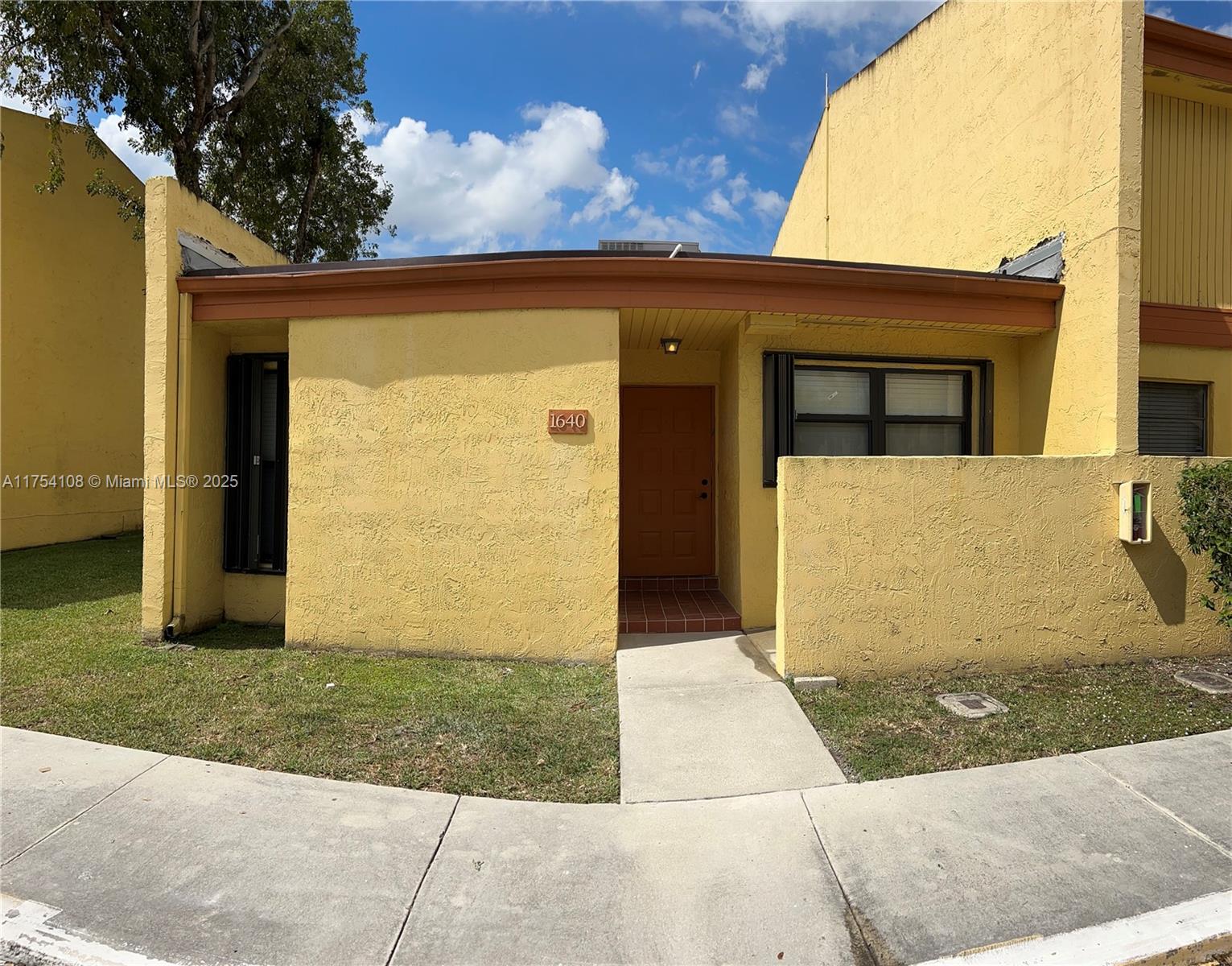 1640 Nw 93rd Ave 306, Pembroke Pines, Miami-Dade County, Florida - 2 Bedrooms  
2 Bathrooms - 