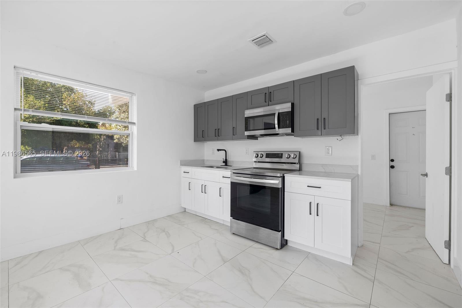 BEVERLY HEIGHTS - Residential Lease