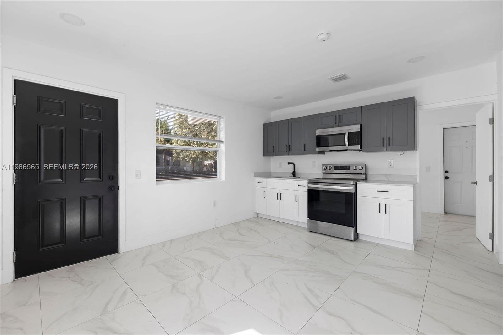 BEVERLY HEIGHTS - Residential Lease