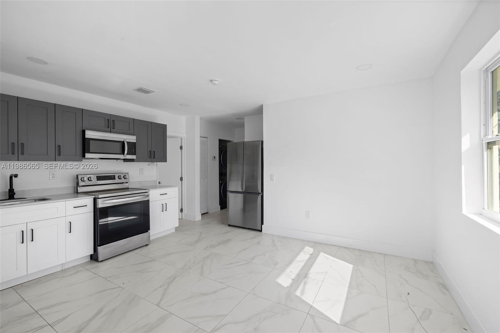 BEVERLY HEIGHTS - Residential Lease