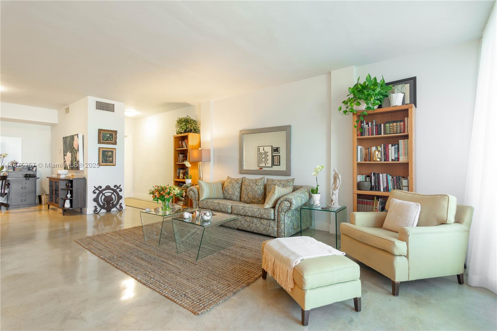 LONDON TOWERS CONDO - Residential