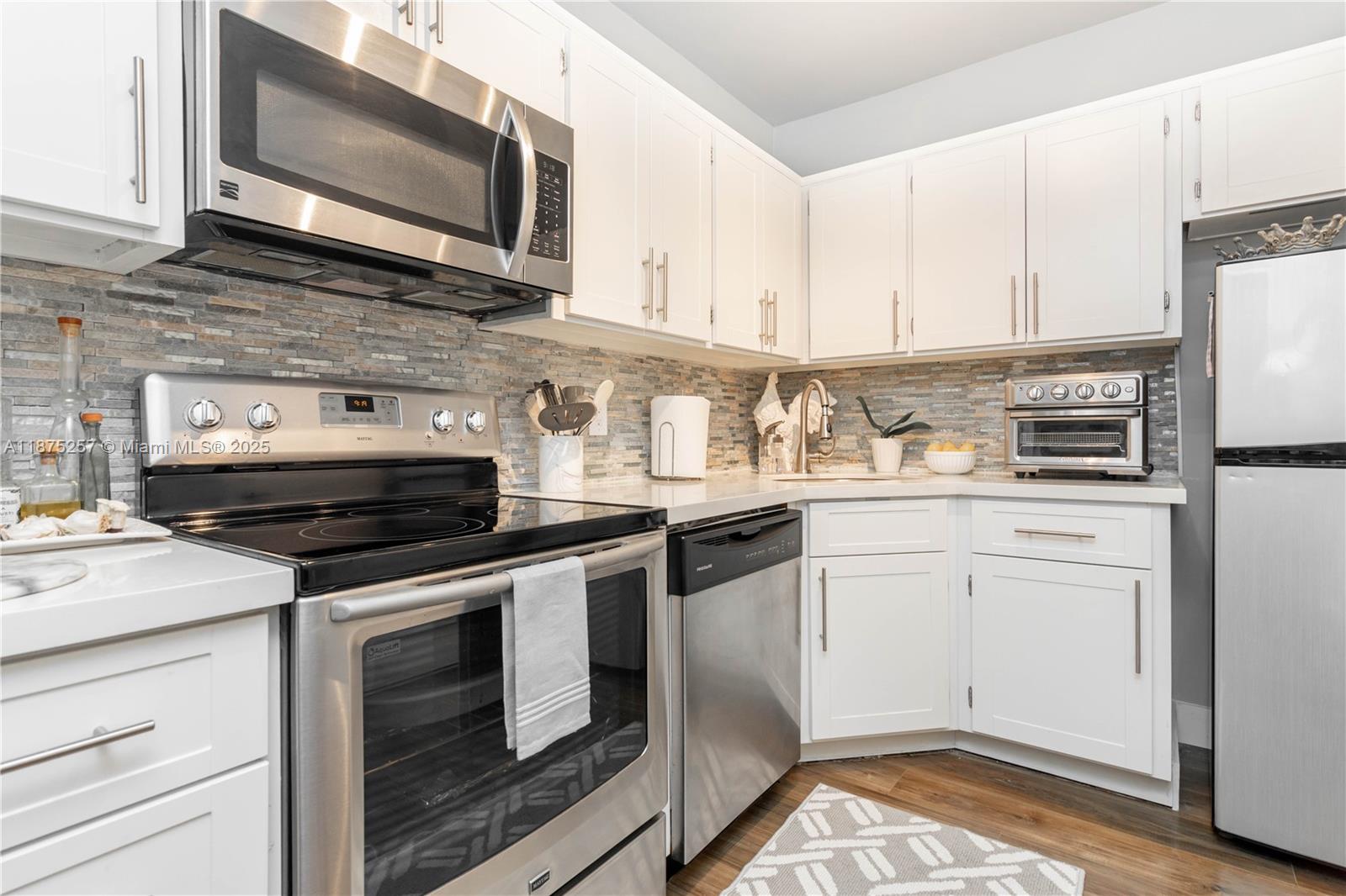 LONDON TOWERS CONDO - Residential