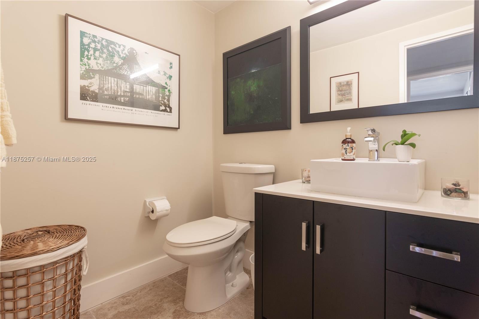 LONDON TOWERS CONDO - Residential