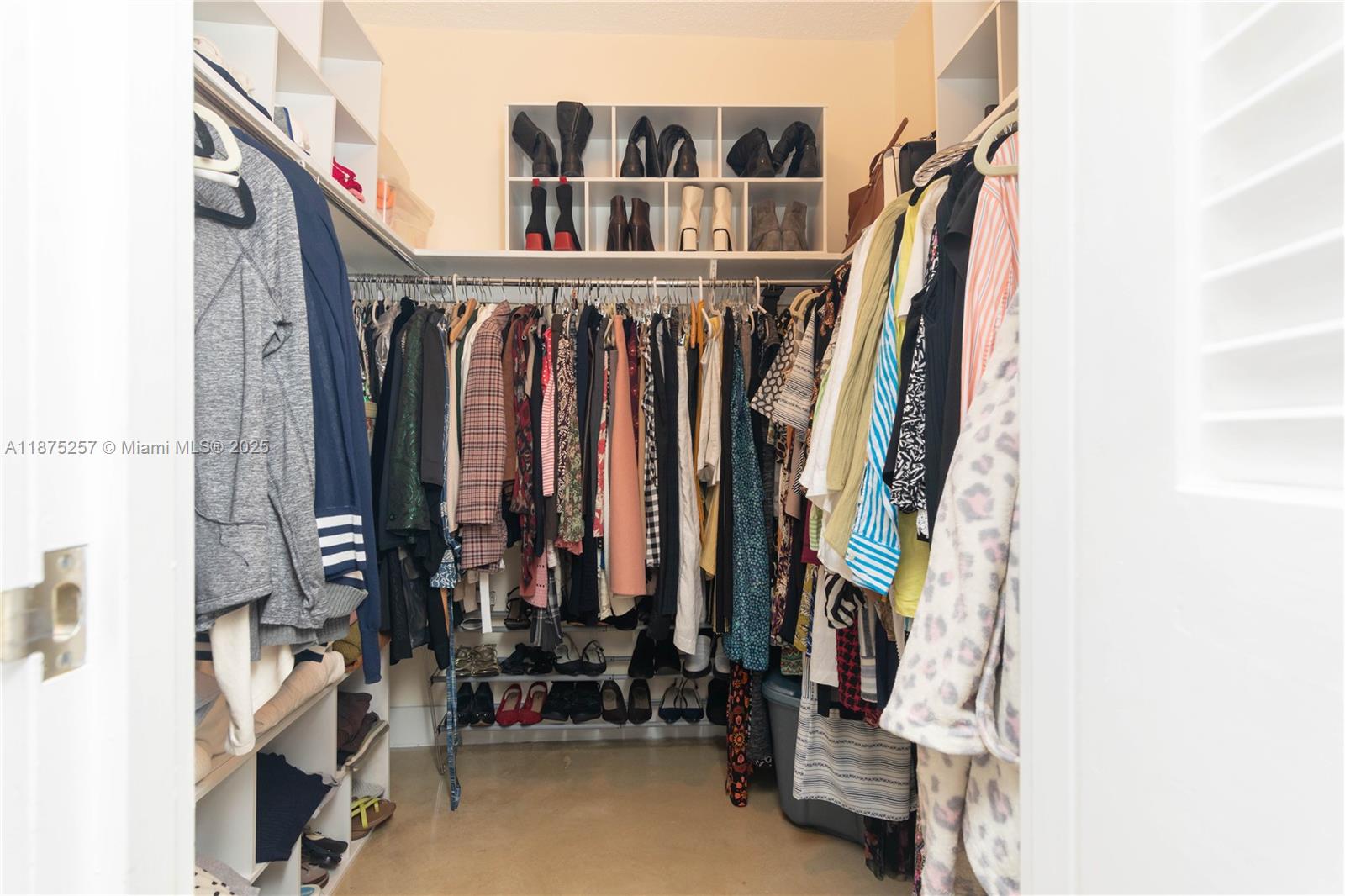 LONDON TOWERS CONDO - Residential