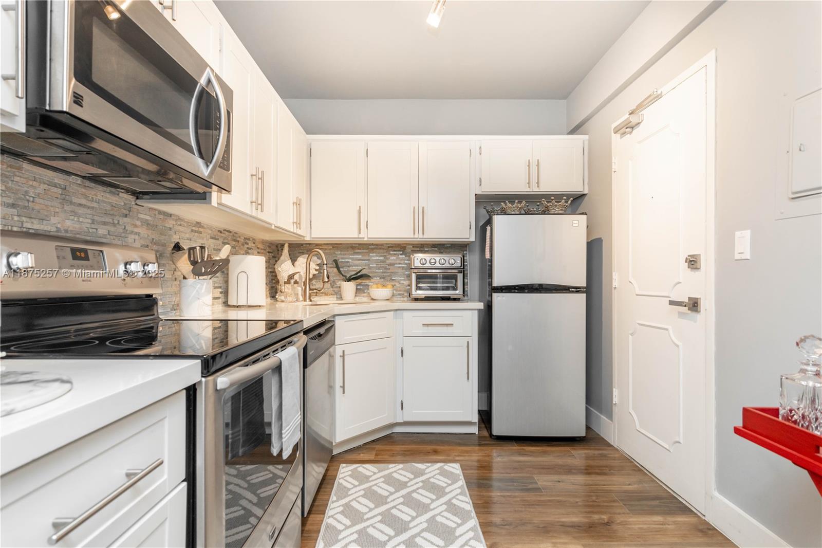 LONDON TOWERS CONDO - Residential