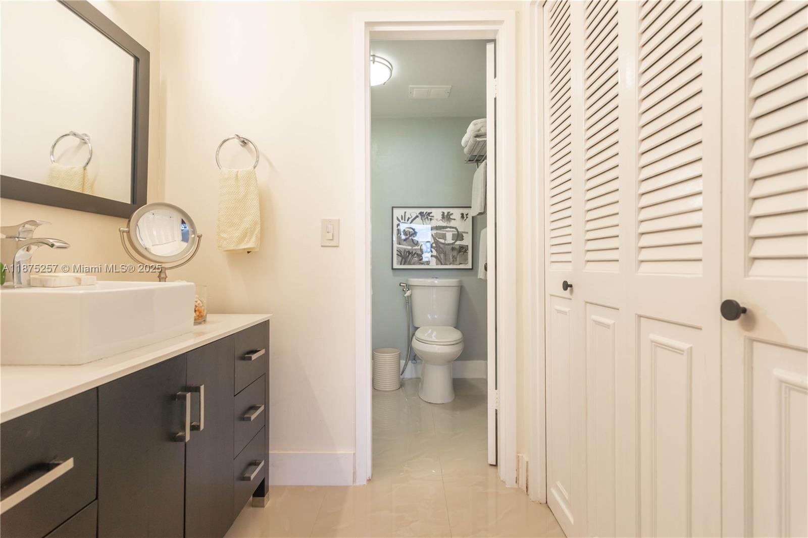 LONDON TOWERS CONDO - Residential