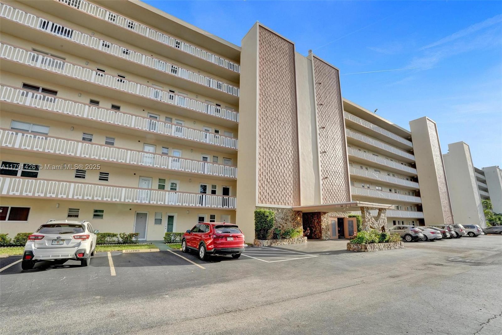 Photo 1 of 1001 Ne 14th Ave 704, Hallandale Beach, Florida, $1,825, Web #: 11791426