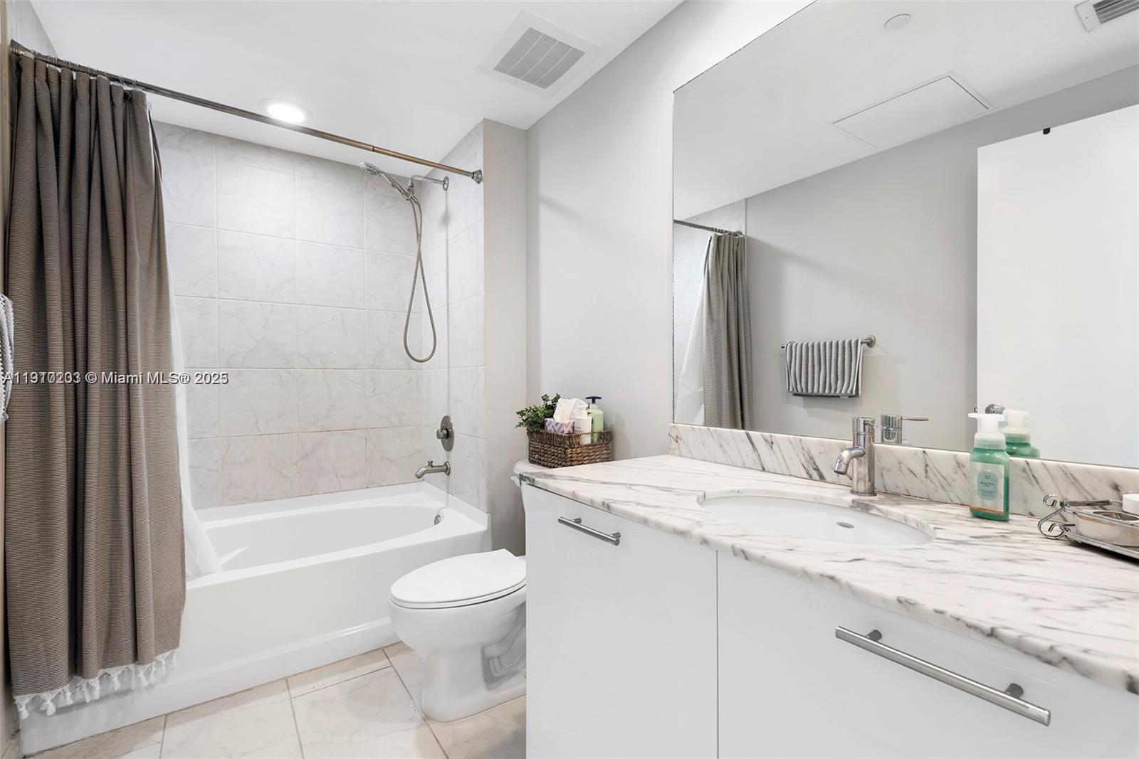 THE PLAZA 901 BRICKELL CO - Residential Lease