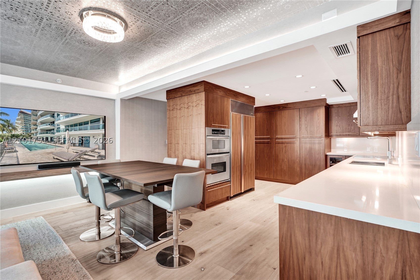 9401 Collins Ave 305