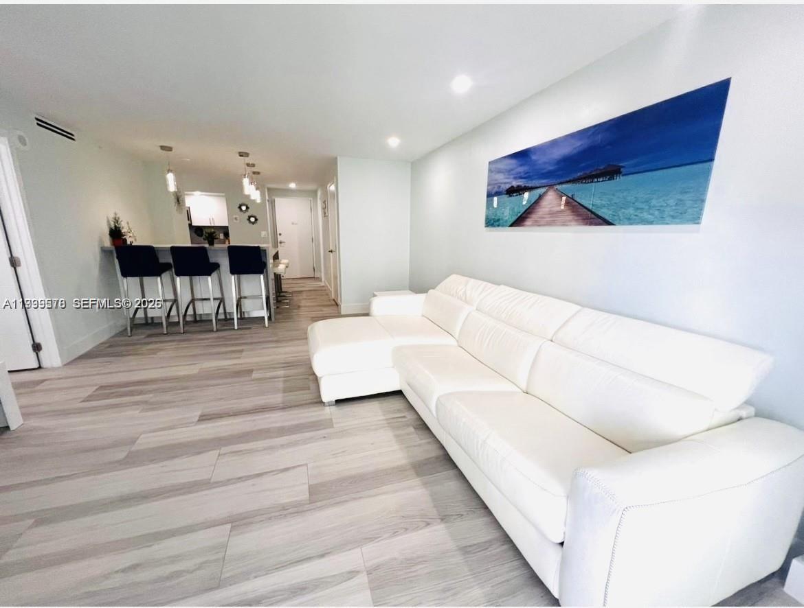 6917 Collins Ave 806