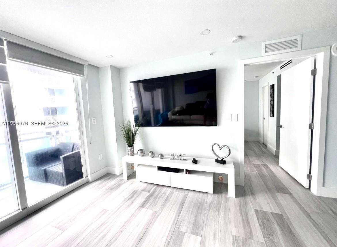 6917 Collins Ave 806
