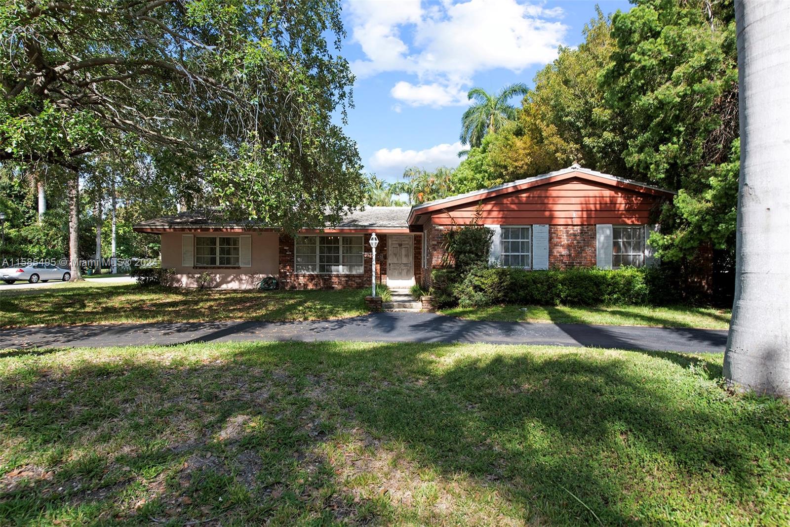 SUNSET ISLANDS-ISLAND NO - Land