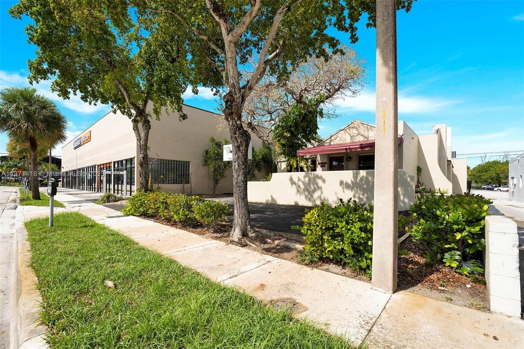 Photo of 1321 S Andrews Ave, Fort Lauderdale, FL 33316 (MLS # A11371418)