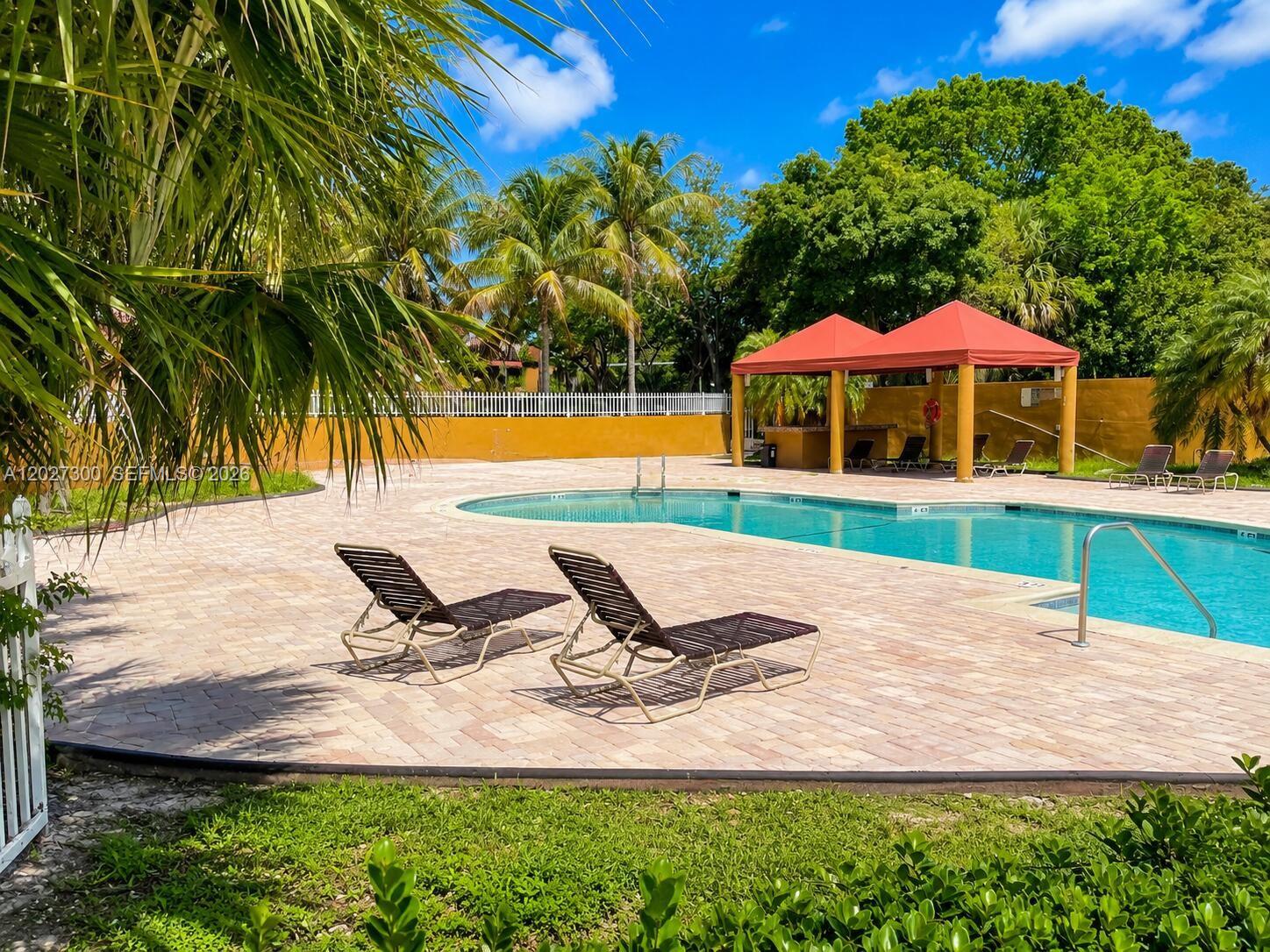 THE COURTS AT KENDALL COND - Residential