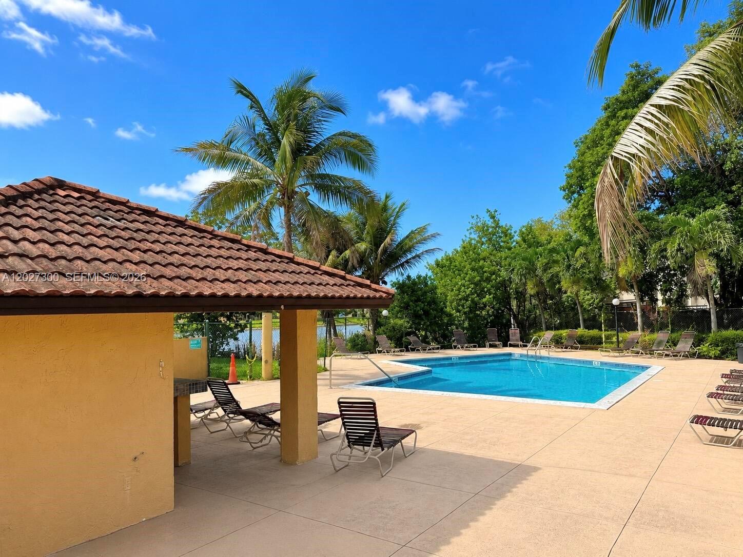 THE COURTS AT KENDALL COND - Residential