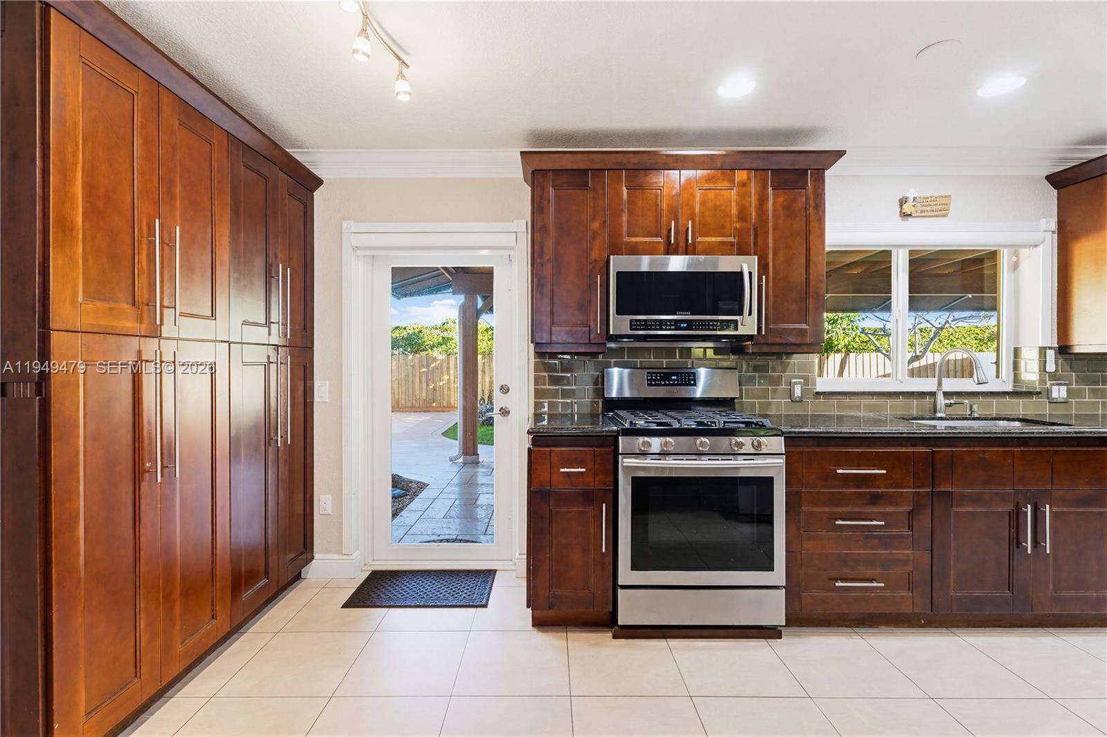 CORAL GARDENS - Residential