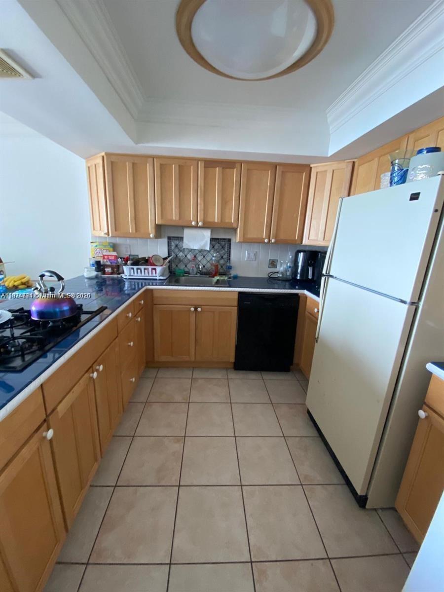 PARKER PLAZA CONDO ESTATE - Residential Lease