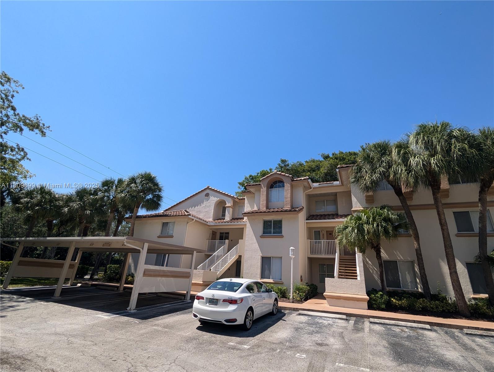 2ND FLOOR 3BED/2.5 BATHS. TILE THOUGHT OUT. Stainless steel appliances in Kitchen. Gated community with
swimming pool, guy, and tennis court. Close to I-95, Beaches, Palm Beach Outlets, Clematis, and City Place. Do not miss it!!