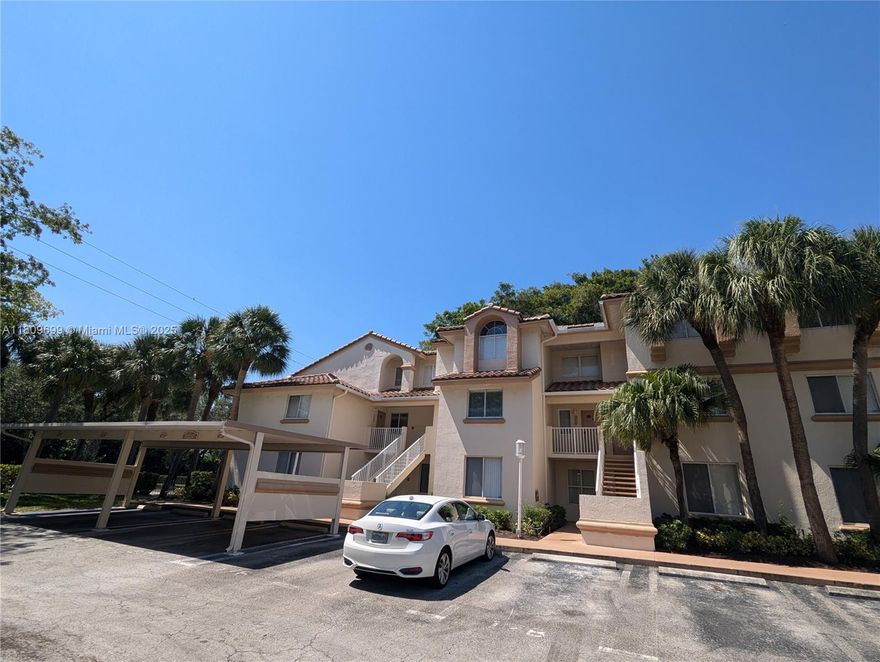 2ND FLOOR 3BED/2.5 BATHS. TILE THOUGHT OUT. Stainless steel appliances in Kitchen. Gated community with
 swimming pool, guy, and tennis court. Close to I-95, Beaches, Palm Beach Outlets, Clematis, and City Place. Do not miss it!!
