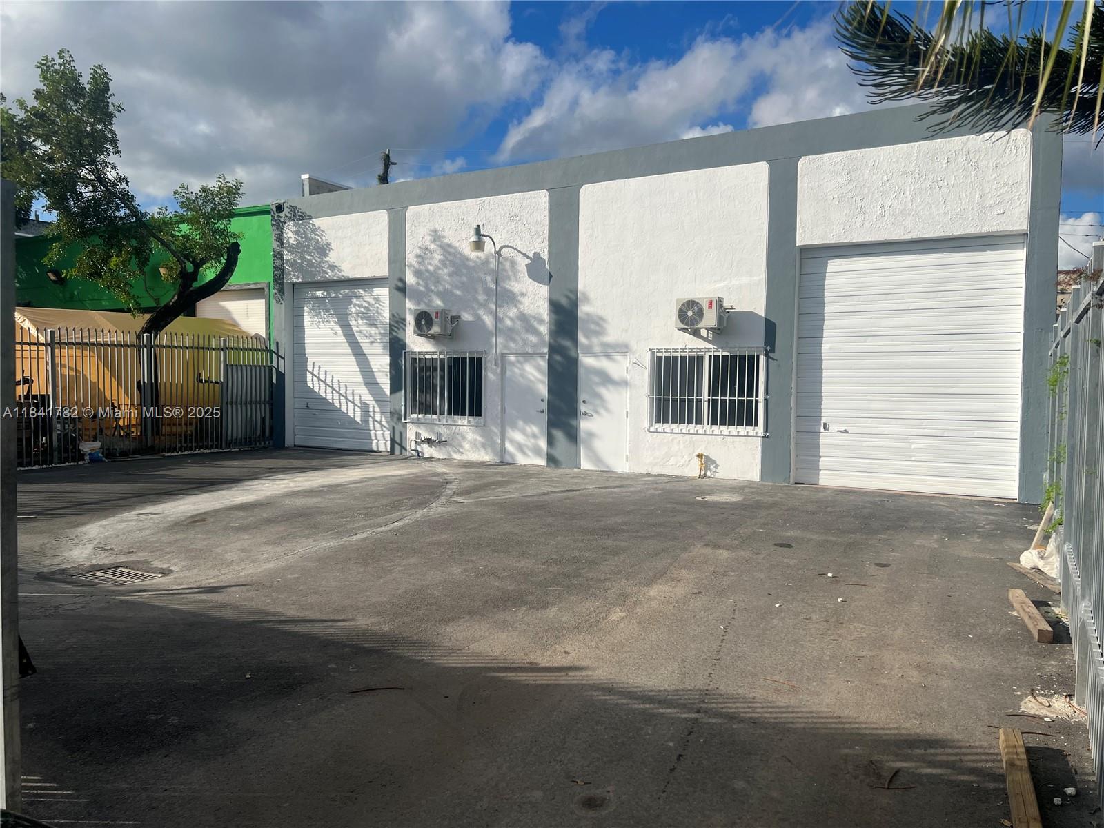 RARE TO FIND IN Washington PARK - HOLLYWOOD. This property has 1,500 SQ FT under the roof, ONE BAY HAS (APPROX 130 SQ FT OFFICE) PROPERTY IS FULLY FENCED WITH FRONT GATE, 16 FT CEILINGS, T-ROOF, 1 BAY DOORS, 1 BATHROOM, FRONT LOT CAN FIT IN UP TO 6 CARS/MAX, and 6 cars inside the building. ZONING ALLOW - AUTO/MOTO REPAIR, BODYSHOP, USED CARS DEALLERSHIP, SUTABLE FOR HEAVY INDUSTRILA AND LIGHT MANUFACTURING. Rent $4300.00