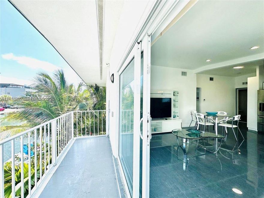 Luxury at its best! HIGH END FINISHES FOR THIS BEAUTIFUL WATERFRONT PROPERTY. LIVE YEAR ROUND OR ESCAPE THE COLD, YOUR CALL! SECURED AREA. MINUTES FROM THE BEACH AND AVENTURA MALL.