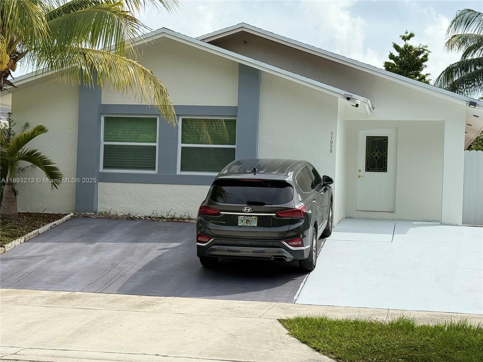 Very well maintained single family home, NO hoa, Close to everything. Very motivated sellers.