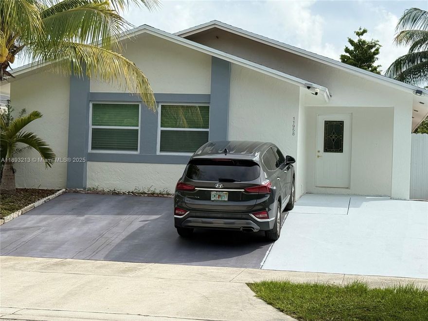 Very well maintained single family home, NO hoa, Close to everything. Very motivated sellers.