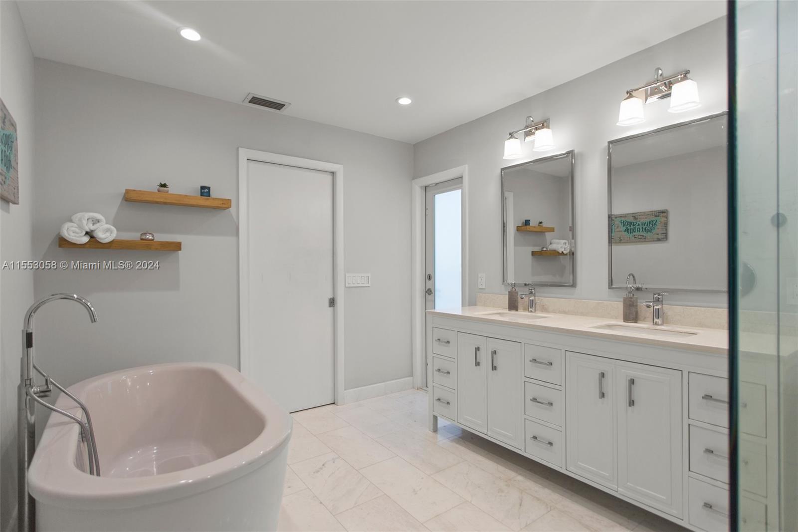 HOLIDAY ESTS - Residential