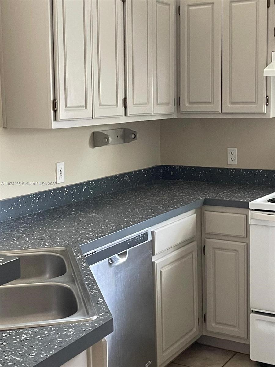 HAMPTONS AT METROWEST - Residential Lease