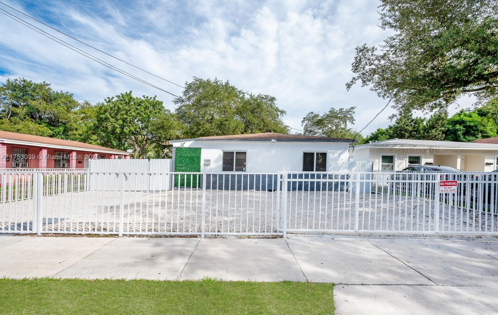Excellent investment opportunity furnished duplex producing a goos income, completely renovated.